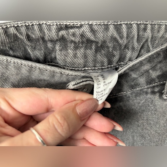 H&M | Divided Baggy Grey Jeans | Size 16 - Picture 9 of 9